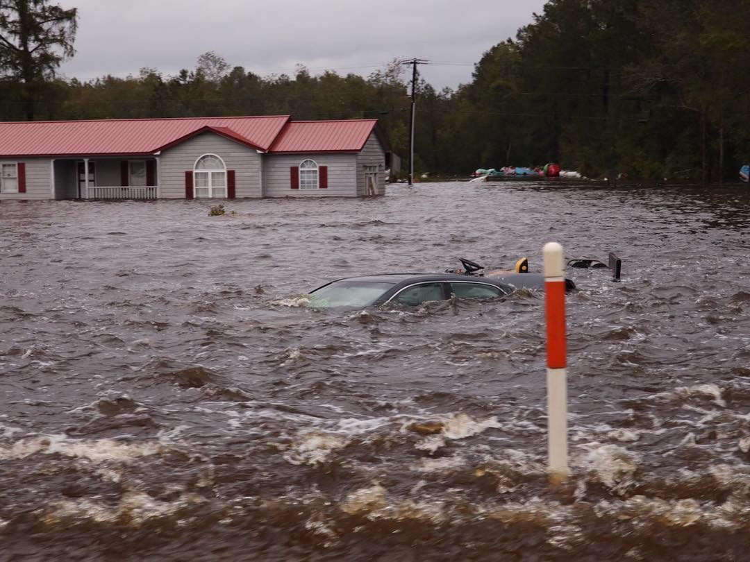 Un vehículo totalmente cubierto se ve en una calle de Wilmington, Carolina del Norte. (Foto Prensa Libre: Cortesía)