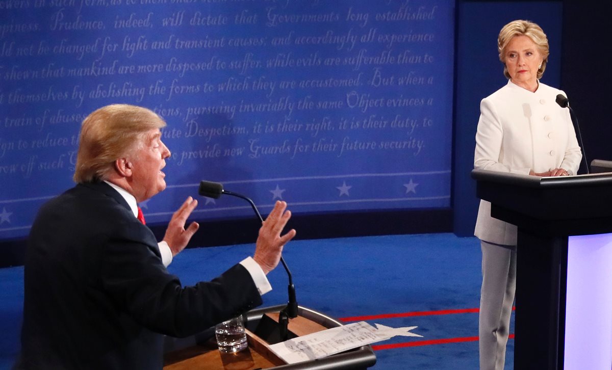 El republicano Trump (izq.) y la demócrata Clinton, discuten en el esperado tercer y último debate presidencial de EE. UU. (Foto Prensa Libre: AFP).