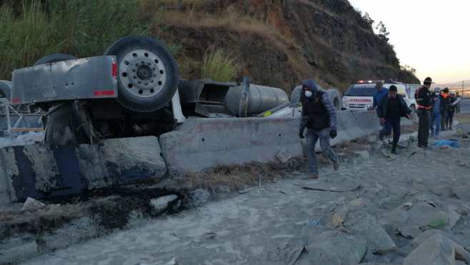 El paso de vehículos permanece bloqueado en el km 33 de la ruta a El Salvador, hacia oriente, luego de que un tráiler volcara. (Foto Prensa Libre: Érick Ávila)