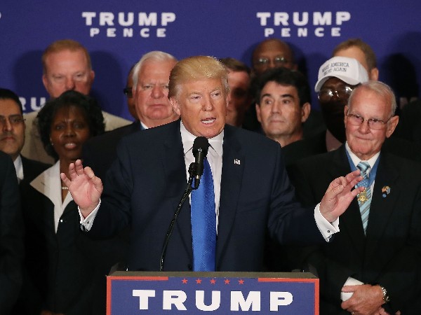 Donald Trump dice que Barack Obama nació en Estados Unidos, durante un acto Washington. (Foto Prensa Libre: AFP)