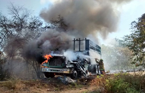 Un vehículo fue incendiado por ingrantes del cartel de loas Viagras.(EFE).