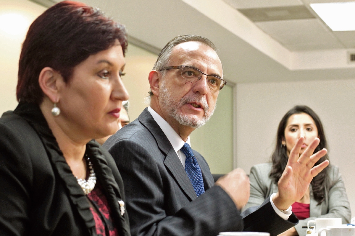 La fiscal Thelma Aldana y el comisionado Iván Velásquez, durante un desayuno efectuado en <em>Prensa Libre</em>. (Foto Prensa Libre: Edwin Bercián)