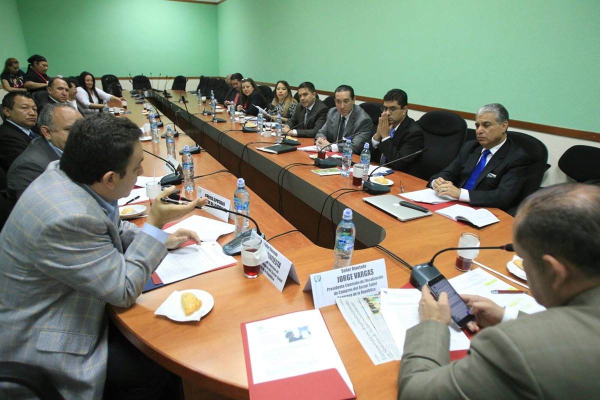 Autoridades del IGSS explican el proceso de compra de medicamentos a diputados en el salón de la bancada UNE. (Foto Prensa Libre: Esbin García)