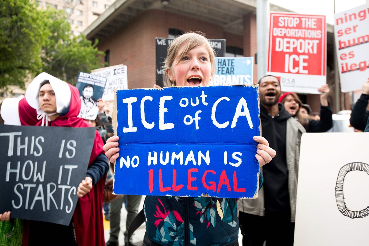 La gente protesta contra el discurso del Fiscal General de los Estados Unidos Jeff Sessions en Sacramento,California. (AFP).