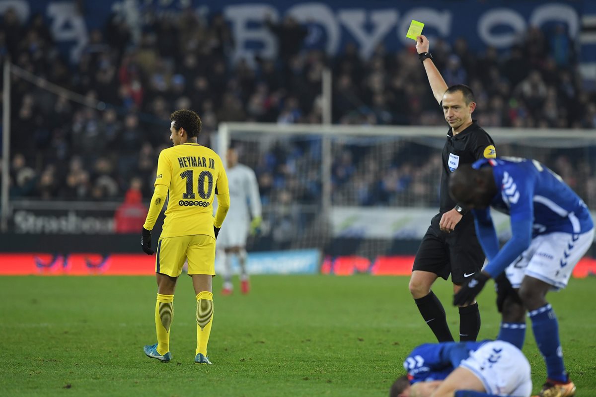 El árbitro Ruddy Buquet amonestó ayer a Neymar en el juego contra el Estrasburgo. (Foto Prensa Libre: AFP)