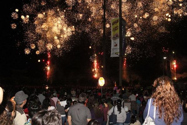 Miles de personas acudieron a un centro comercial chiquimulteco para observar los fuegos artificiales. (FOTO PRENSA LIBRE: Julio C. Vargas)<br _mce_bogus="1"/>