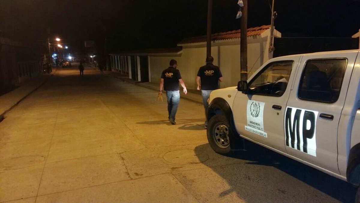 Peritos del Ministerio Público recaban evidencias en la colonia San Agustín, Santo Tomás de Castilla, donde una mujer fue atacada a balazos. (Foto Prensa Libre: Dony Stewart)