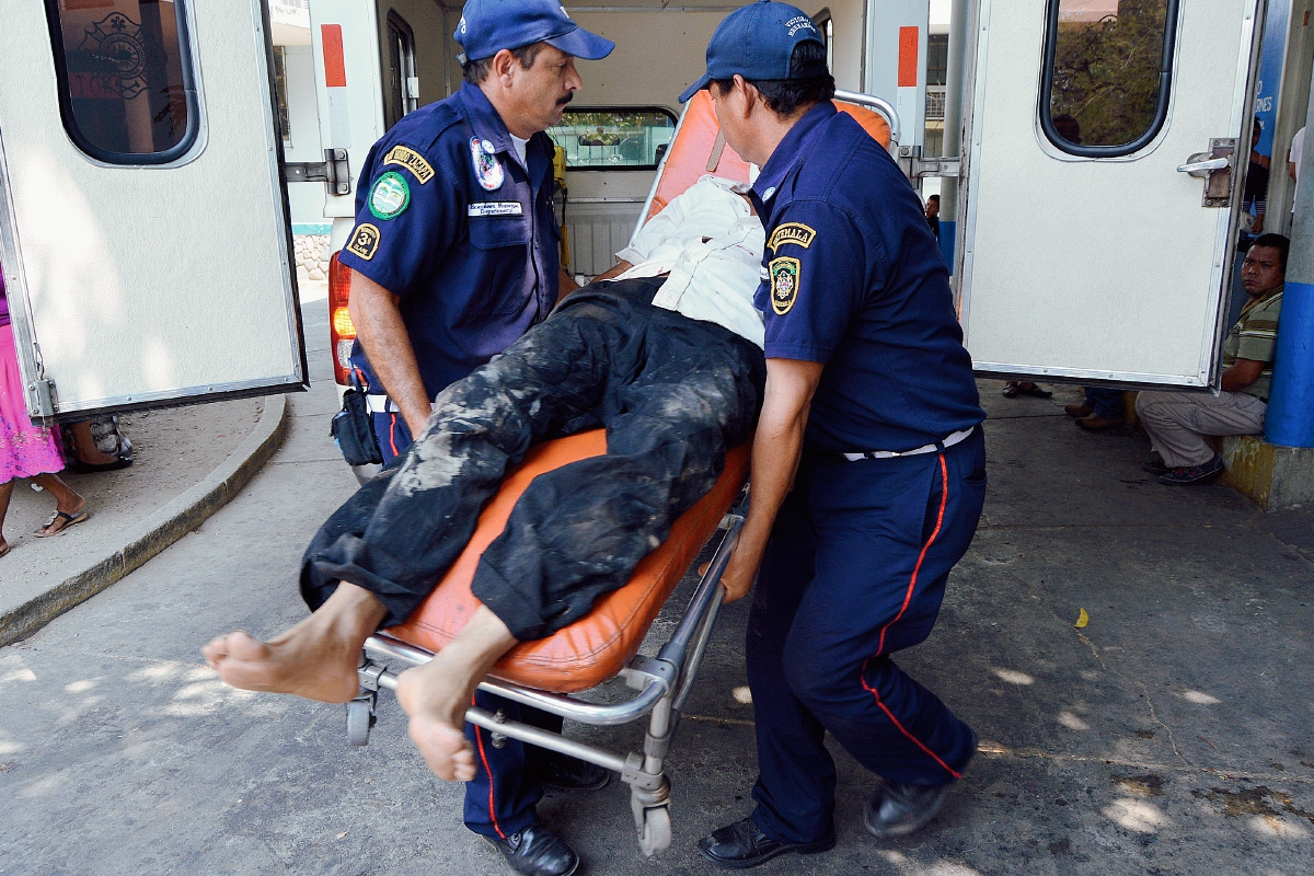 Bomberos trasladan  a un trabajador que perdió el ojo izquierdo, durante un accidente en el que se le incrustó una varilla. (Foto Prensa Libre: Víctor Gómez)