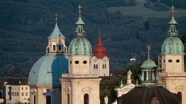 Oberndorf se encuentra unos 20 kilómetros al norte de Salzburgo, que cuenta con una imponente catedral. (GOOGLE)