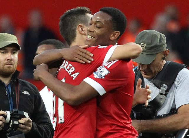 Ander Herrera (izq)y Anthony Martial celebran uno de los goles de la victoria (Foto Prensa Libre: EFE)