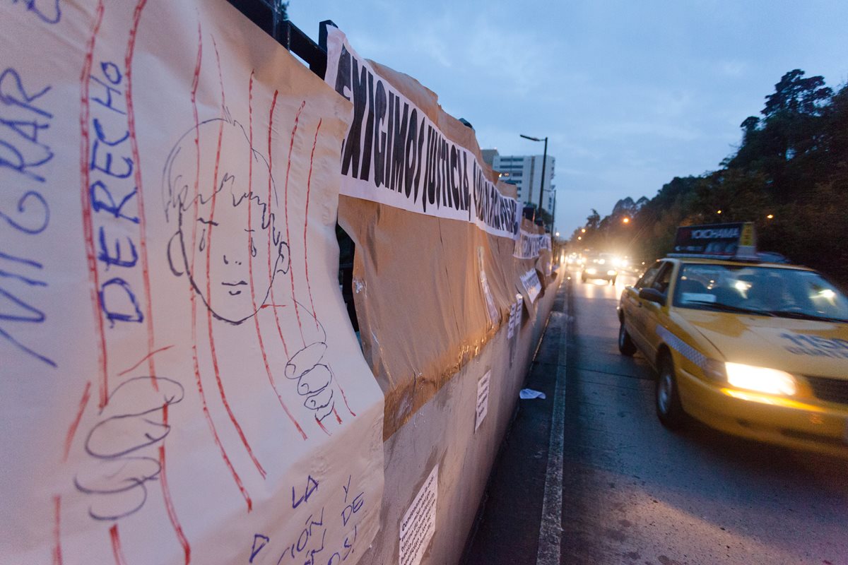 Alusión a los "niños enjaulados", que despertaron la indignación en el mundo. (Foto Prensa Libre: Juan Diego González)