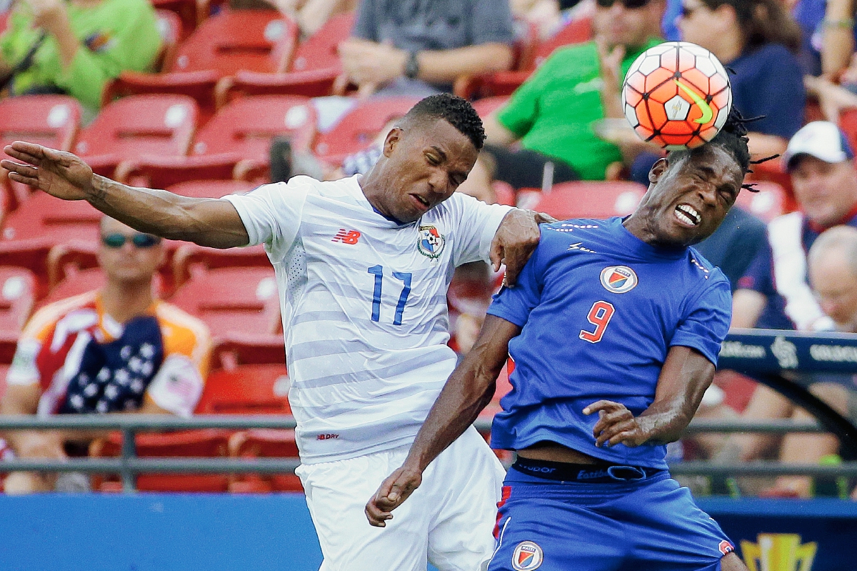 Kervens Belfort  de Haití y Luis Henríquez de Panamá disputan un balón aéreo. (Foto Prensa Libre: AP)