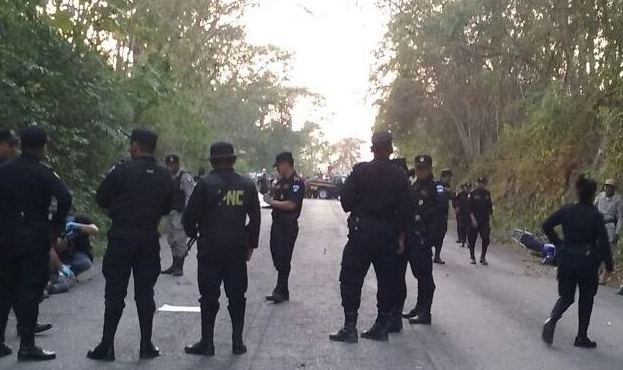 Agentes de la PNC resguardan el lugar donde desconocidos ultimaron a tres hombres, en La Libertad. (Foto Prensa Libre: Rigoberto Escobar)