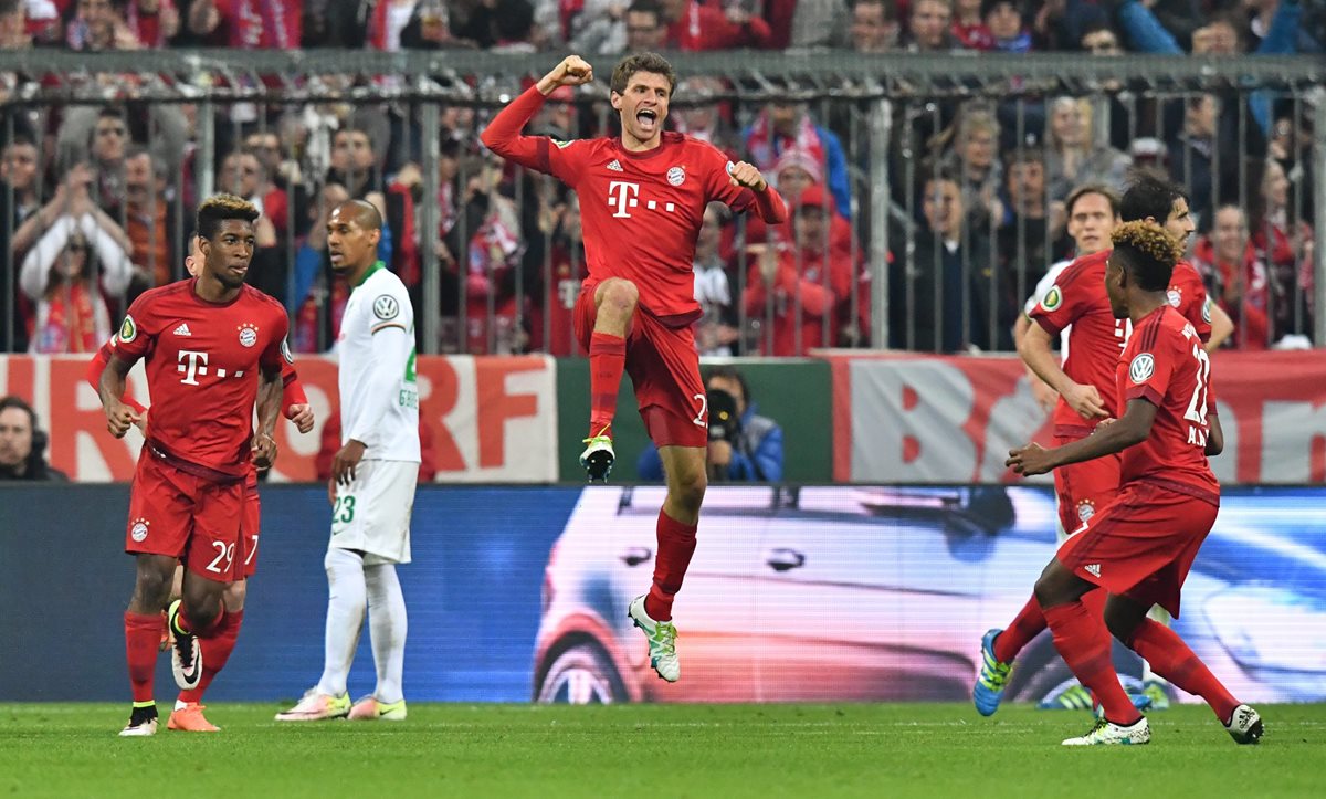 El jugador Thomas Müeller (c), del Múnich, celebra la anotación de un gol hoy, frente al Werder Bremen, de la semifinal de la Copa Alemana que se disputa en Múnich. (Foto Prensa Libre: EFE)