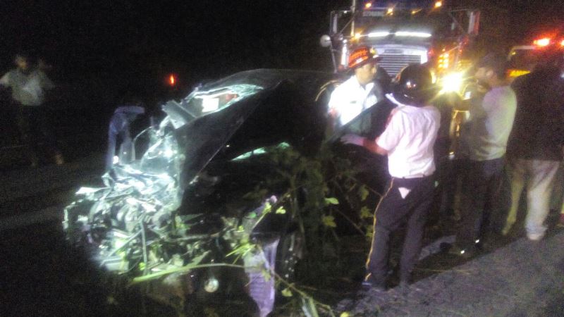 Socorristas auxilian a las personas que resultaron heridas en accidente de tránsito en Escuintla. (Foto Prensa Libre: Enrique Paredes)