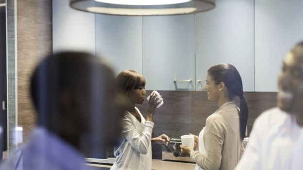 El "punto caliente" en los edificios de oficinas suele ser la sala de descanso, donde está la cocina. AFRICAIMAGES / GETTY