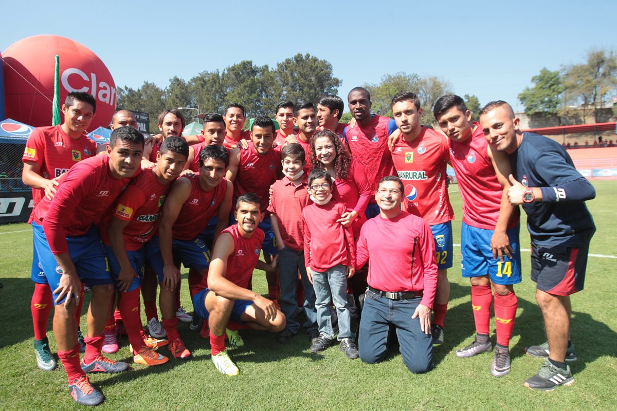 La familia Argueta gramajo, junto al equipo de Municipal, previo al encuentro de ayer en el estadio Manuel Felipe Carrera, conocido como Del Trébol. (Foto Prensa Libre: Érick Ávila)