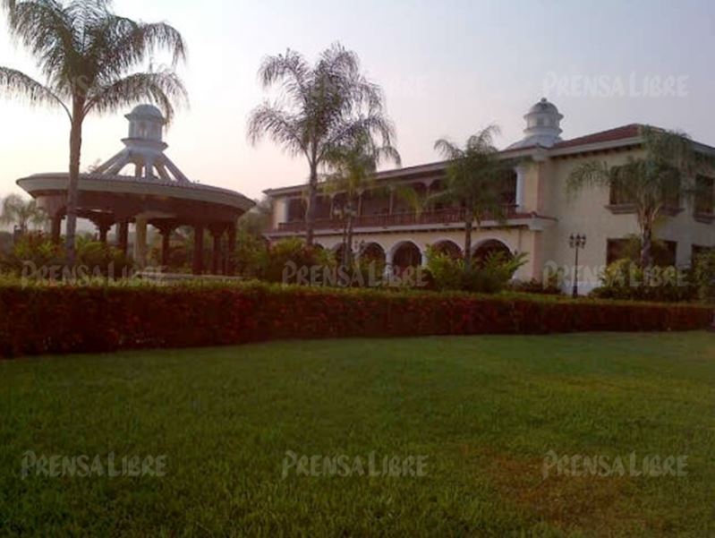 Casa estilo colonial que Mario Ponce tenía en la aldea Playitas, Morales, Izabal. (Foto Prensa Libre: Hemeroteca PL).