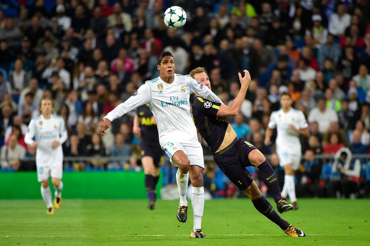 Rafael Varane cubre la pelota del delantero Harry Kane.