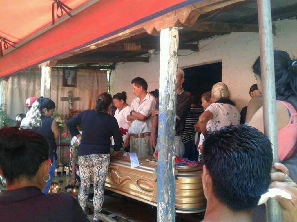 Familiares y amigos durante el sepelio de Leydi Fajardo en el cementerio general de Santa Cruz Naranjo, Quiché. (Foto Prensa Libre: Oswaldo Cardona)