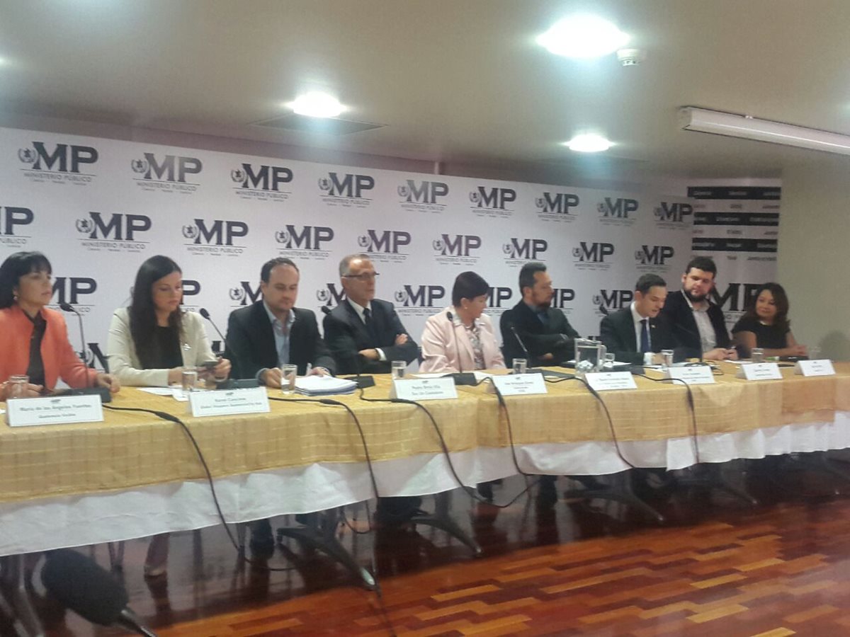 Representantes de organizaciones civiles muestran su respaldo al trabajo de MP y Cicig por los casos que han dado a conocer sobre actos de corrupción  y tráfico de influencias entre otros delitos. (Foto Prensa Libre: MP)