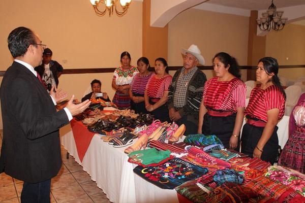 Artesanos exhiben sus productos en un salón, en la cabecera de Totonicapán. (Foto Prensa Libre: Édgar Domínguez)<br _mce_bogus="1"/>