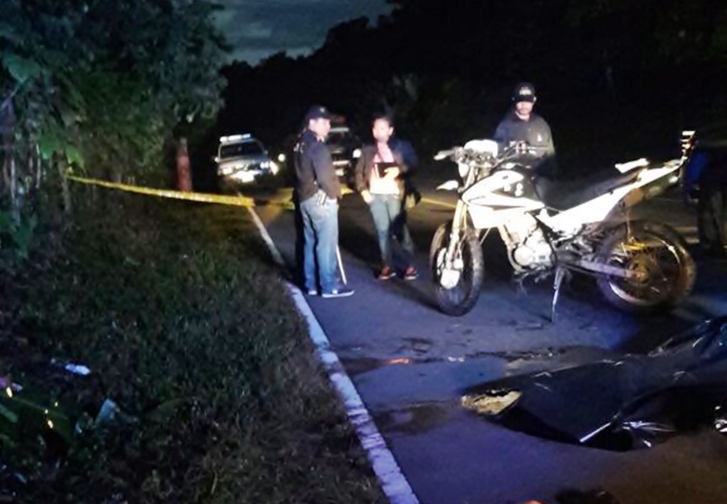 Peritos del Ministerio Público efectúan diligencias legales en el lugar donde fueron ultimados dos hombres, en San Pablo, San Marcos. (Foto Prensa Libre: Alexánder Coyoy)