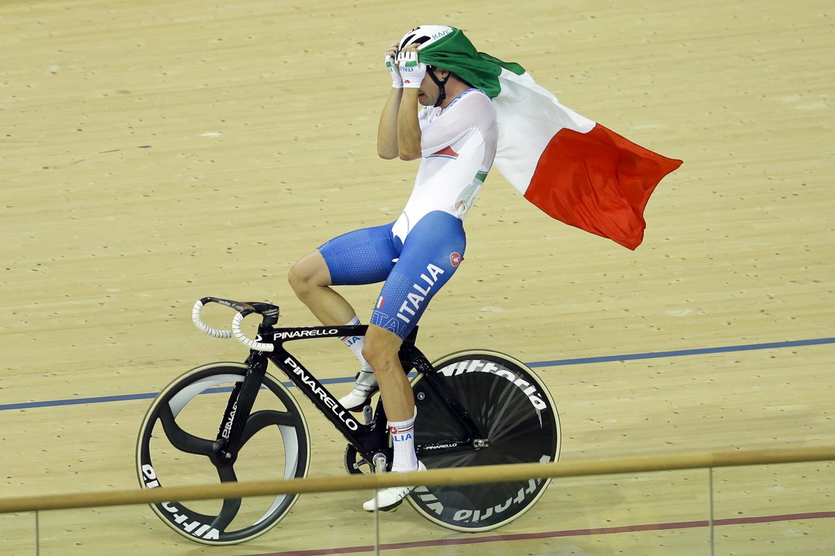 El italiano Elia Viviani celebra tras coronarse rey del ómnium. (Foto Prensa Libre: AFP).