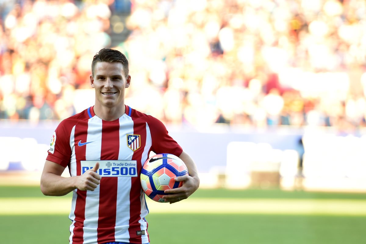 Kevin Gameiro posa con el balón en su presentación en el estadio Vicente Calderón. (Foto Prensa Libre: AFP)