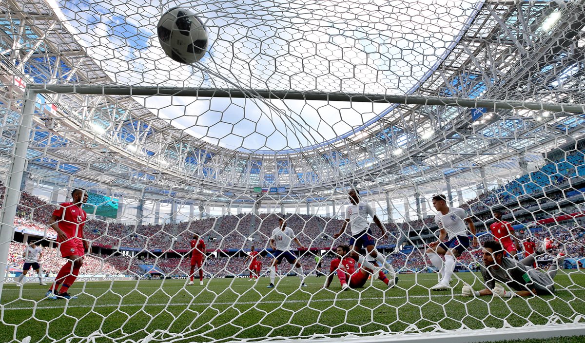 Momento en el que John Stones anota uno de sus dos goles, frente a Panamá. (Foto Prensa Libre: EFE)