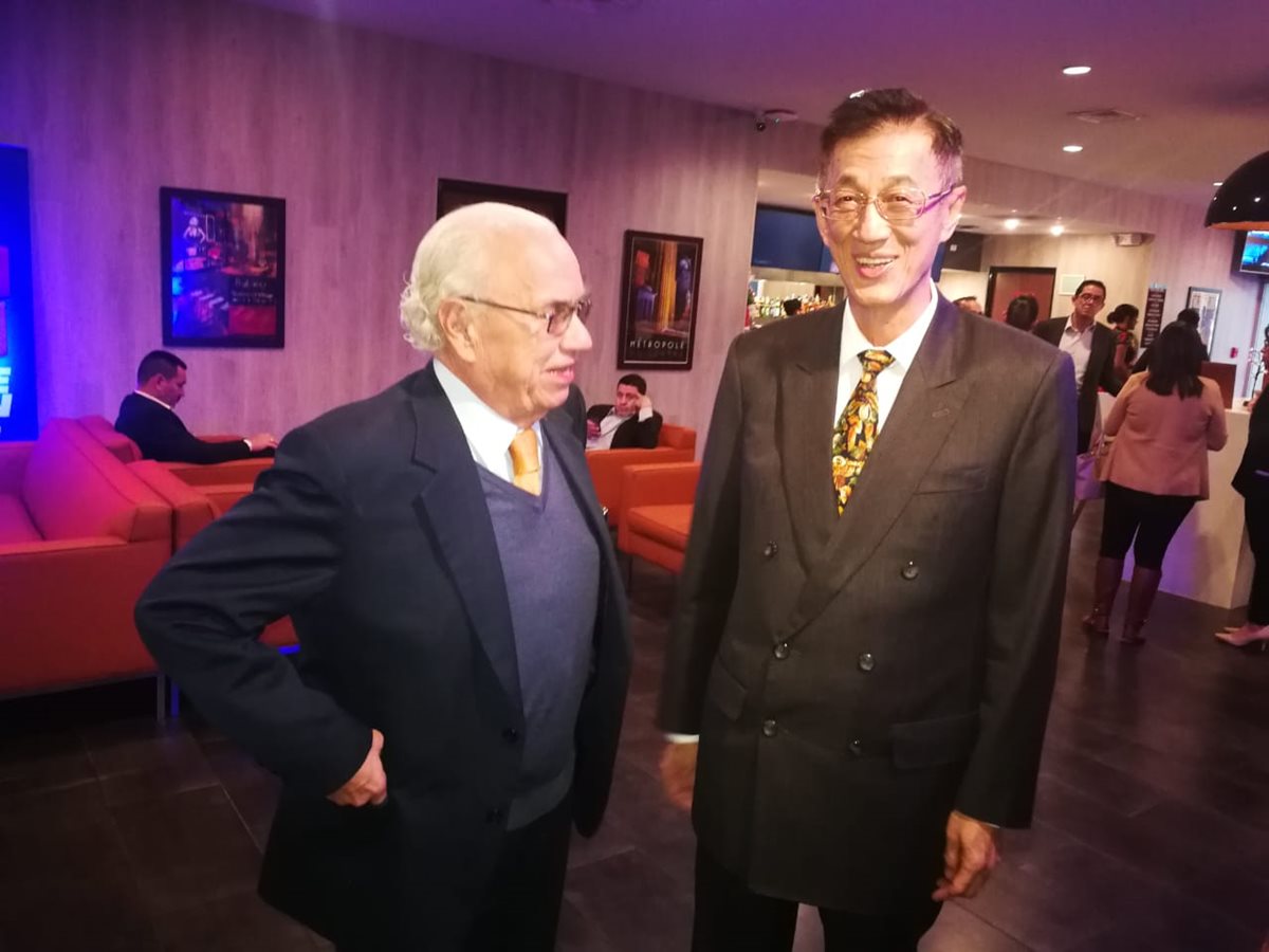 Mario Antonio Sandoval, presidente de Guatevisión, y John C. C. Lai, embajador de la República de China (Taiwán), conversan durante el evento en el que se presentó la telenovela. (Foto Prensa Libre: Pablo Juárez Andrino)