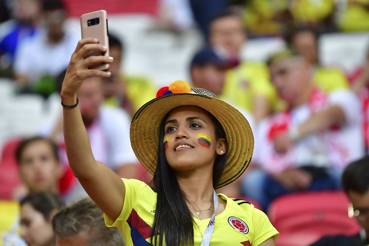 Las aficionadas colombianas celebraron la victoria de su selección contra Polonia.