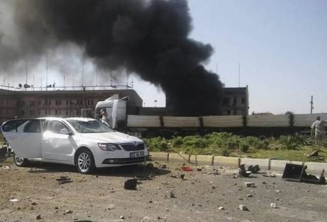 Imagen de los alrededores de la comisaria de Elazig luego de uno de los atentados. (Foto Prensa Libre: AP)