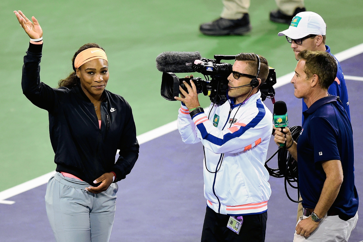 Williams se tomó un tiempo para firmar autógrafos y despedirse de la afición. (Foto Prensa Libre:AFP)