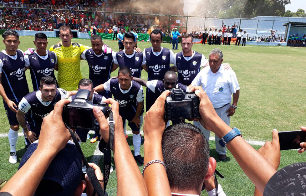 Los jugadores de Comunicaciones lucen su nueva indumentaria en Siquinalá. (Foto Prensa Libre: Norvin Mendoza)