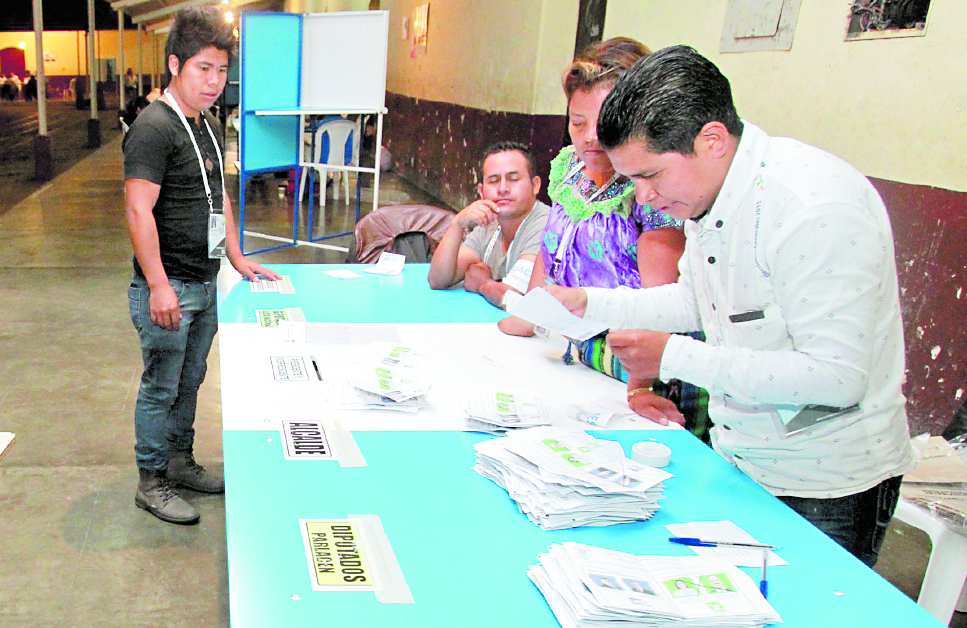 El día de la elección los partidos pagan la jornada y alimentación a los fiscales que los representan. (Foto Prensa Libre: Hemeroteca PL)