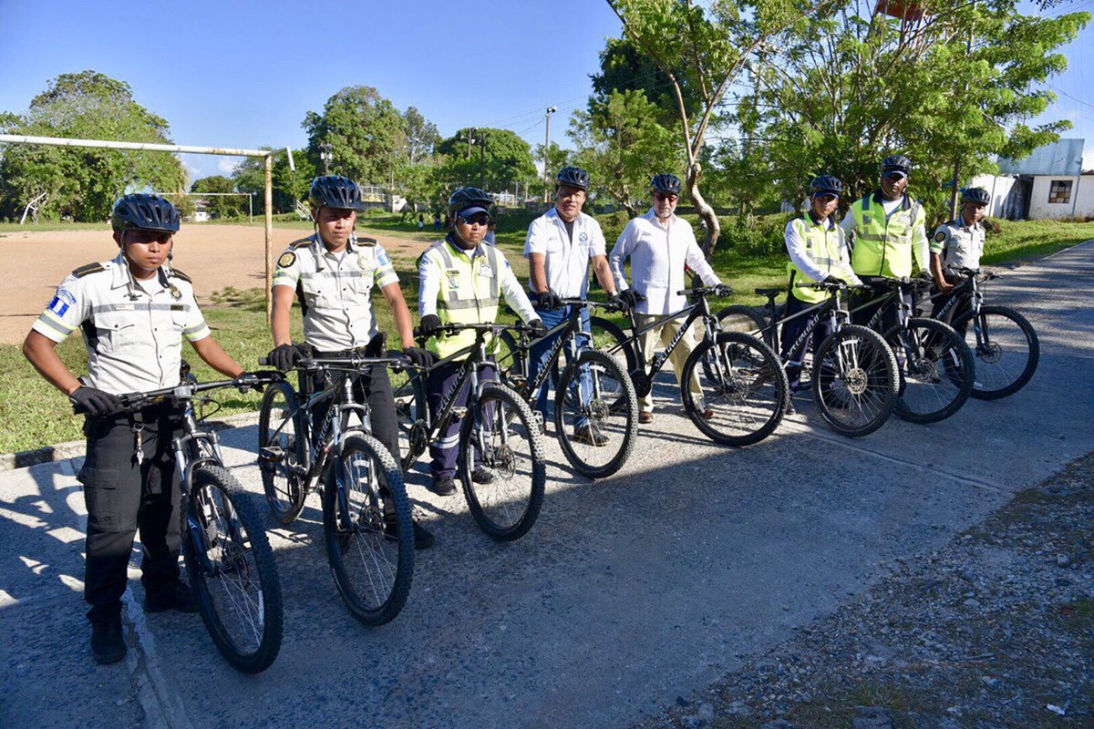 Embajador de Estados Unidos en Guatemala, Luis Arreaga, visitó la Comisaría Modelo en Livingston, Izabal. (Foto Prensa Libre: Dony Stewart)