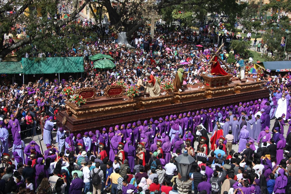 La consagrada imagen de Jesús Nazareno recorre calles de Jocotenango, Sacatepéquez. (Foto Prensa Libre: Ranato Melgar)