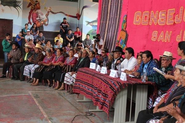 El Consejo de Ancianos durante una asamblea decidió la salida de los judíos de San Juan La Laguna, en Sololá. (Foto Prensa Libre: Archivo)