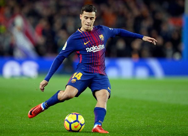 Philippe Coutinho patea el balón en su primer partido con el Barcelona en La Liga española. (Foto Prensa Libre: AFP)