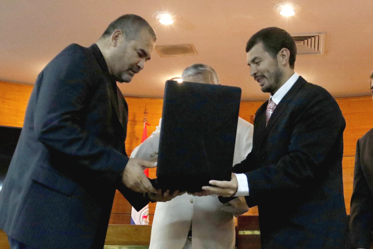 El exarquero internacional paraguayo José Luis Chilavert (i), recibe su placa de ciudadano ilustre de la capital paraguaya, entregado por el concejal Hugo Ramírez. (Foto Prensa Libre: EFE)