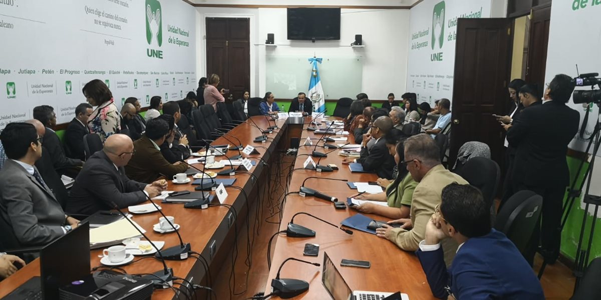 La Comisión de la Mujer se reunió con representantes de instituciones del Estado. (Foto Prensa Libre: Carlos Álvarez)