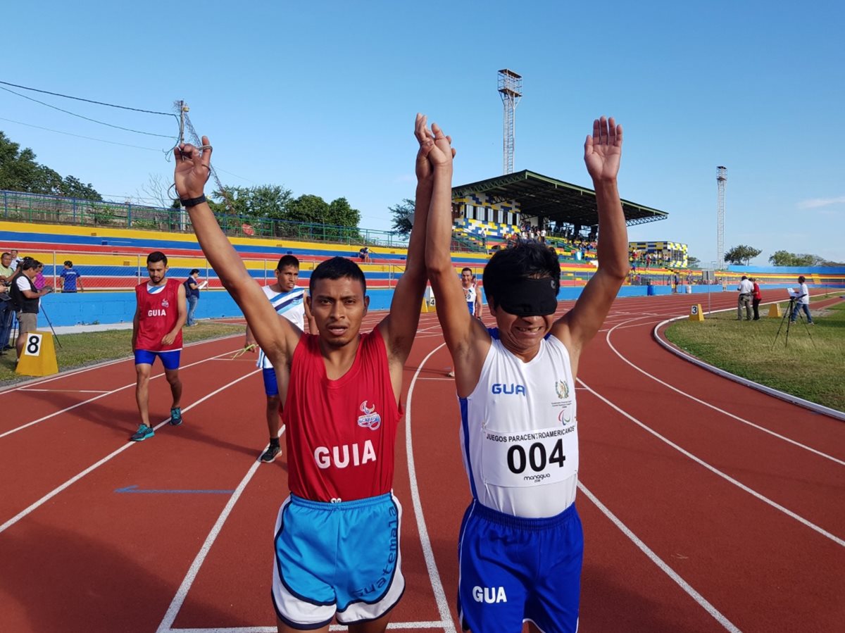 Óscar Raxón celebra después de ganar la medalla de oro en los mil 500 metros. (Foto Prensa Libre: CDAG)