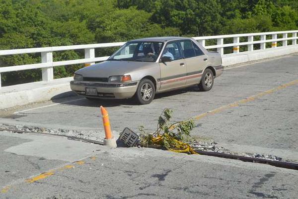 Un vehículo pasa por la parte del puente donde fue robada la pieza, en Río Hondo, Zacapa. (Foto Prensa Libre: Víctor Gómez) <br _mce_bogus="1"/>