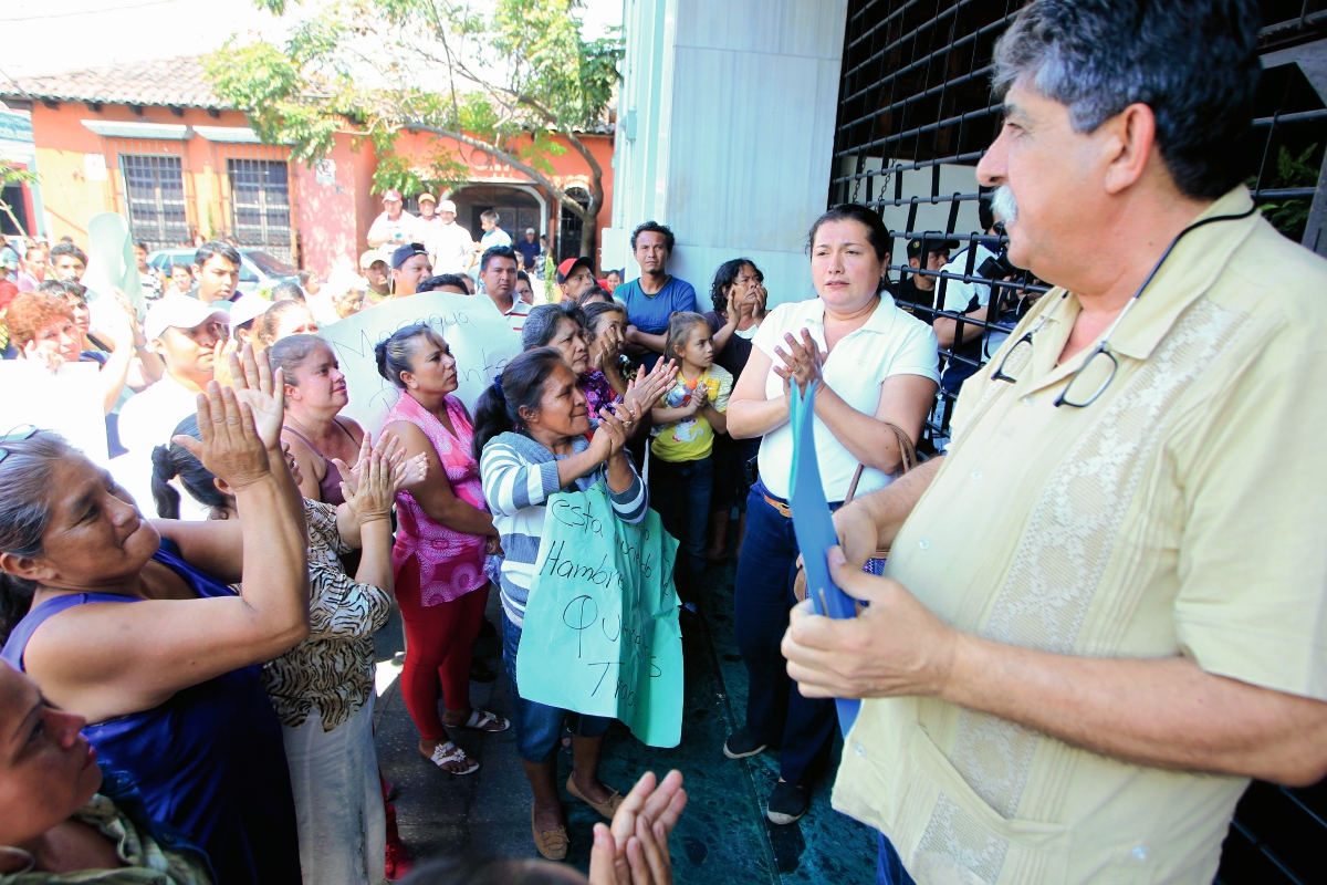 Pobladores protestan para que la Corte de Constitucionalidad de vía libre a los salarios diferenciados. (Foto Prensa Libre: Edwin Bercián).