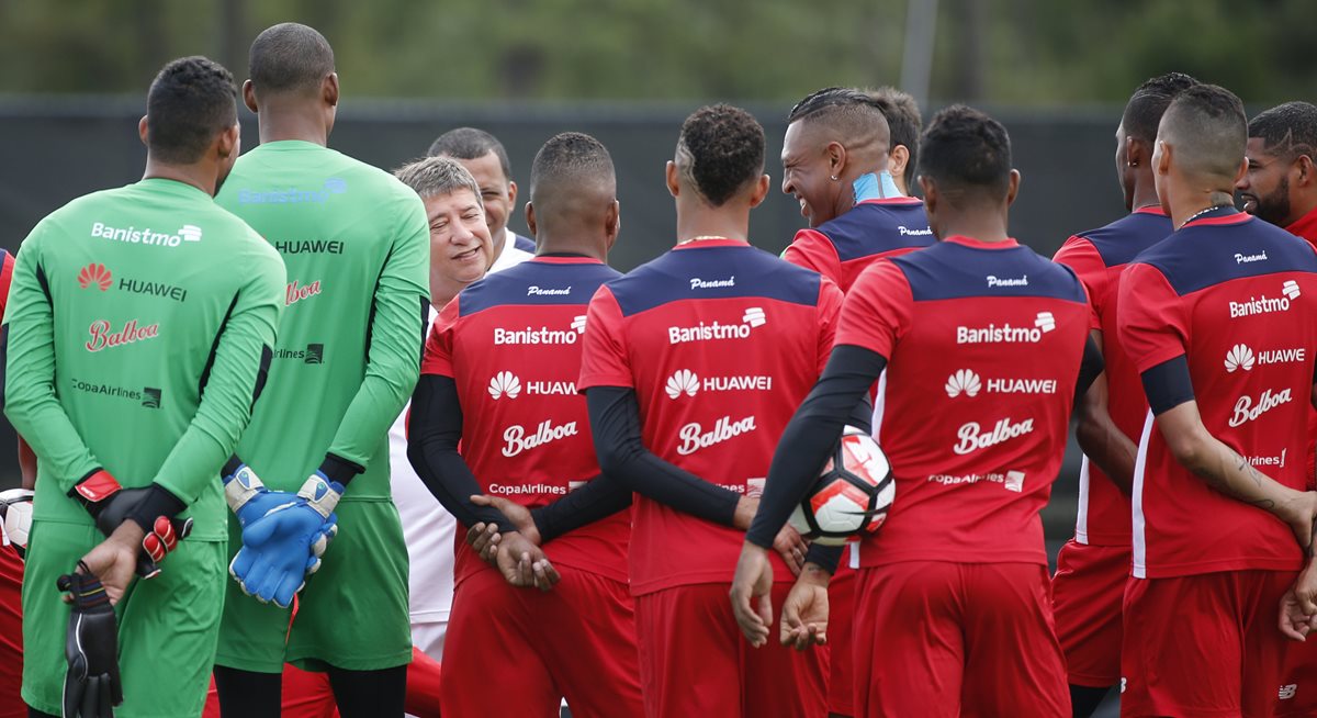 El entrenador de la selección de Panamá, el colombiano Hernán Darío Gómez habla con sus jugadores durante un entrenamiento tras la victoria ante Bolivia. (Foto Prensa Libre: EFE)