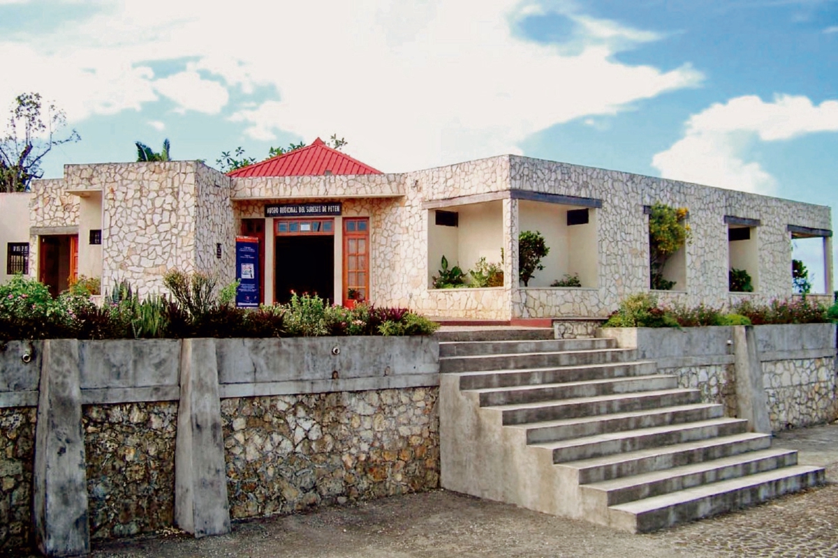 Fachada del Museo Regional del Sureste de Petén, Dolores, donde trabajadores hacen guardia para evitar que saqueadores roben piezas. (Foto Prensa Libre: Walfredo Walfredo Obando)