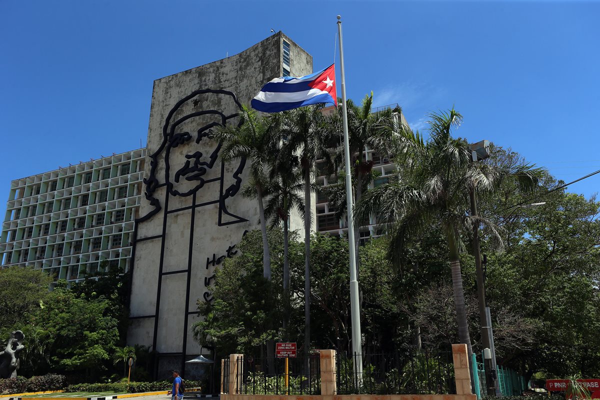 Los edificios de gobierno exhiben la bandera a media asta por el luto declarado debido a la tragedia. (Foto Prensa Libre: EFE)