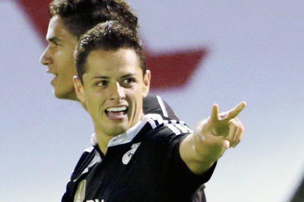 El delantero mexicano, Chicharito Hernández con su doblete guió el triunfo del Madrid frente al Celta de Vigo. (Foto Prensa Libre: EFE).