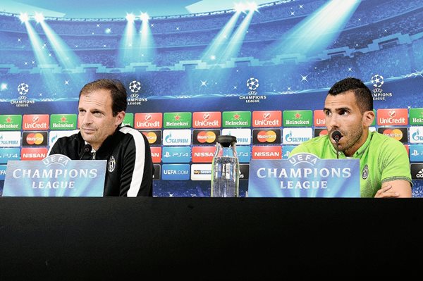 El entrenador Massimiliano Allegri, —izq— junto a r Carlos Tevez (Foto Prensa Libre: AP)